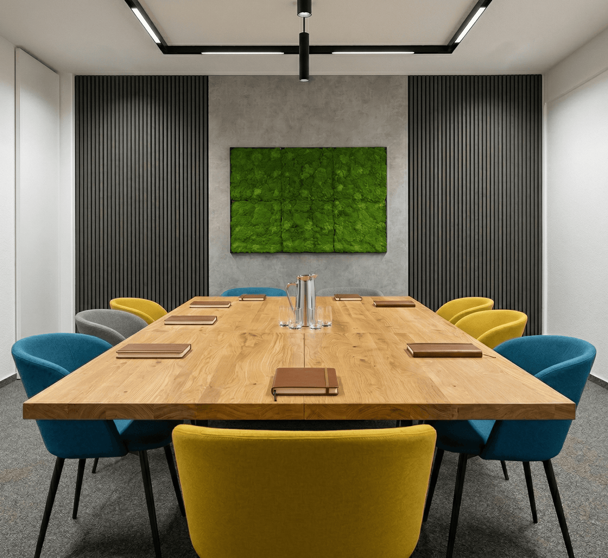 Büro mit schwarzen Akustikpaneelen aus Eiche mit Schallschutz