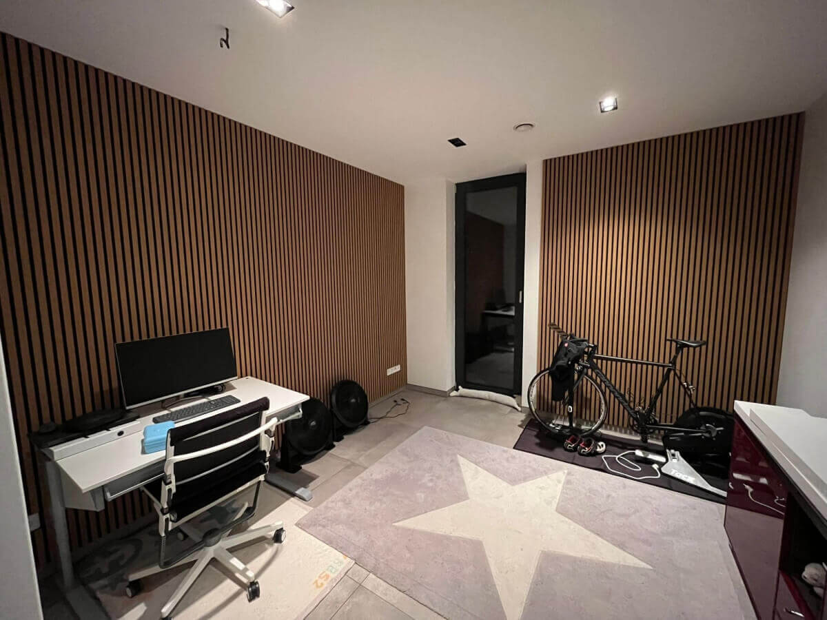 Büro & Sportzimmer mit unseren Eiche Akustikpaneelen