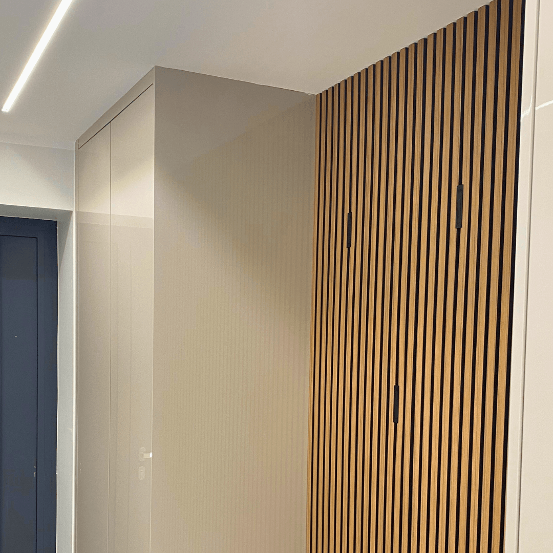 Garderobe im Flur mit Eiche Akustikpaneele und Garderobenhaken 