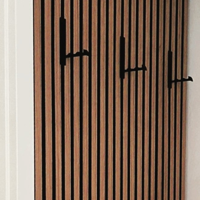 Garderobenwand mit schwarzen Akustikhaken von InteriorIN&OUT