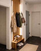 Akustikpaneel Holz im Flur mit Beleuchtung und Garderobe
