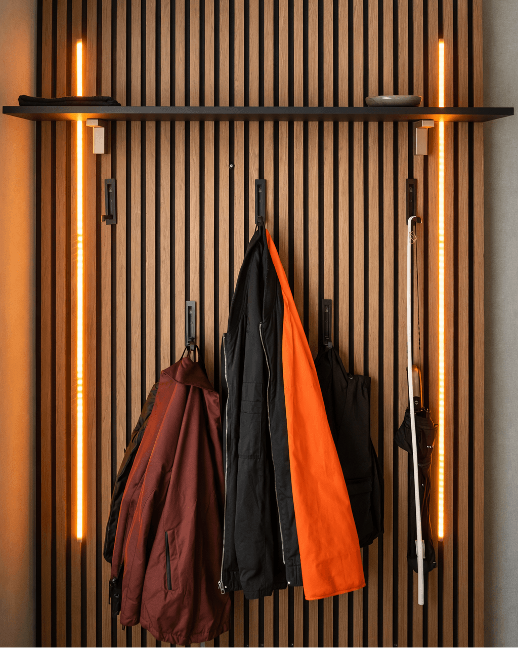 Akustikpaneel Regal Schwarz im Flur