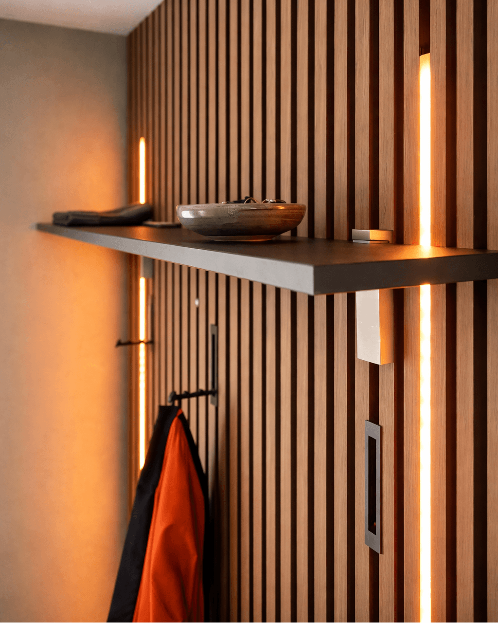 Akustikpaneel Regal Schwarz montiert an Wand