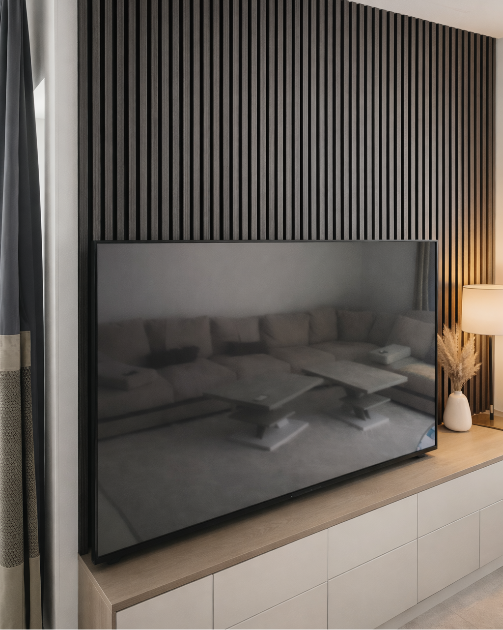 Akustikpaneel schwarze Eiche als TV-Wand im Wohnzimmer