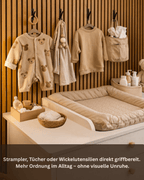 Klappbarer Garderobenhaken an Akustikpaneel im Kinderzimmer