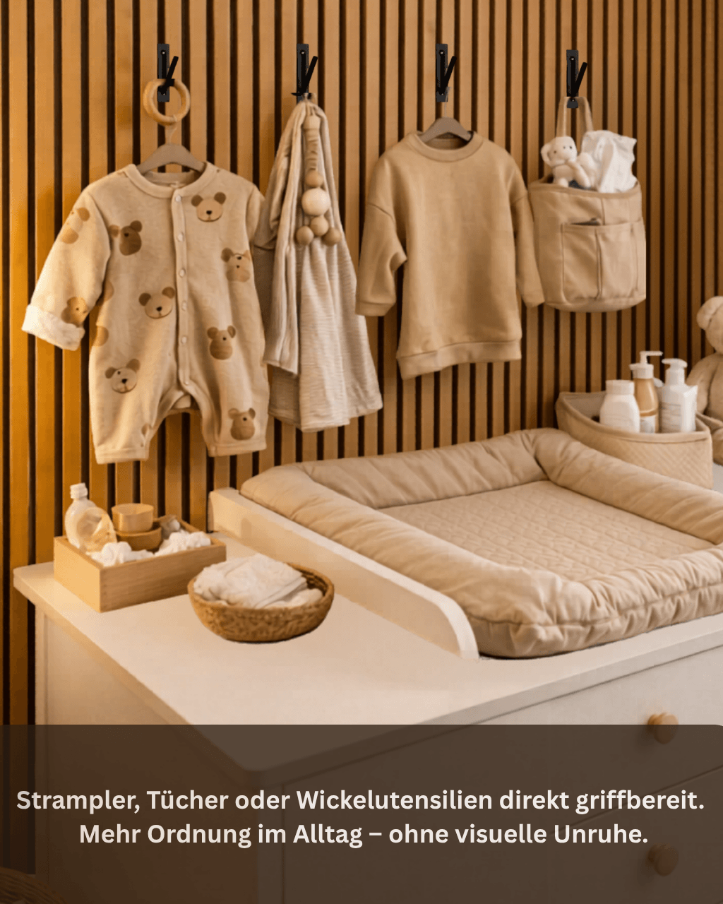 Klappbarer Garderobenhaken an Akustikpaneel im Kinderzimmer