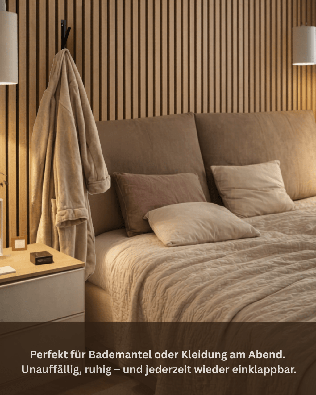 Klappbarer Garderobenhaken an Akustikpaneel Schlafzimmer 