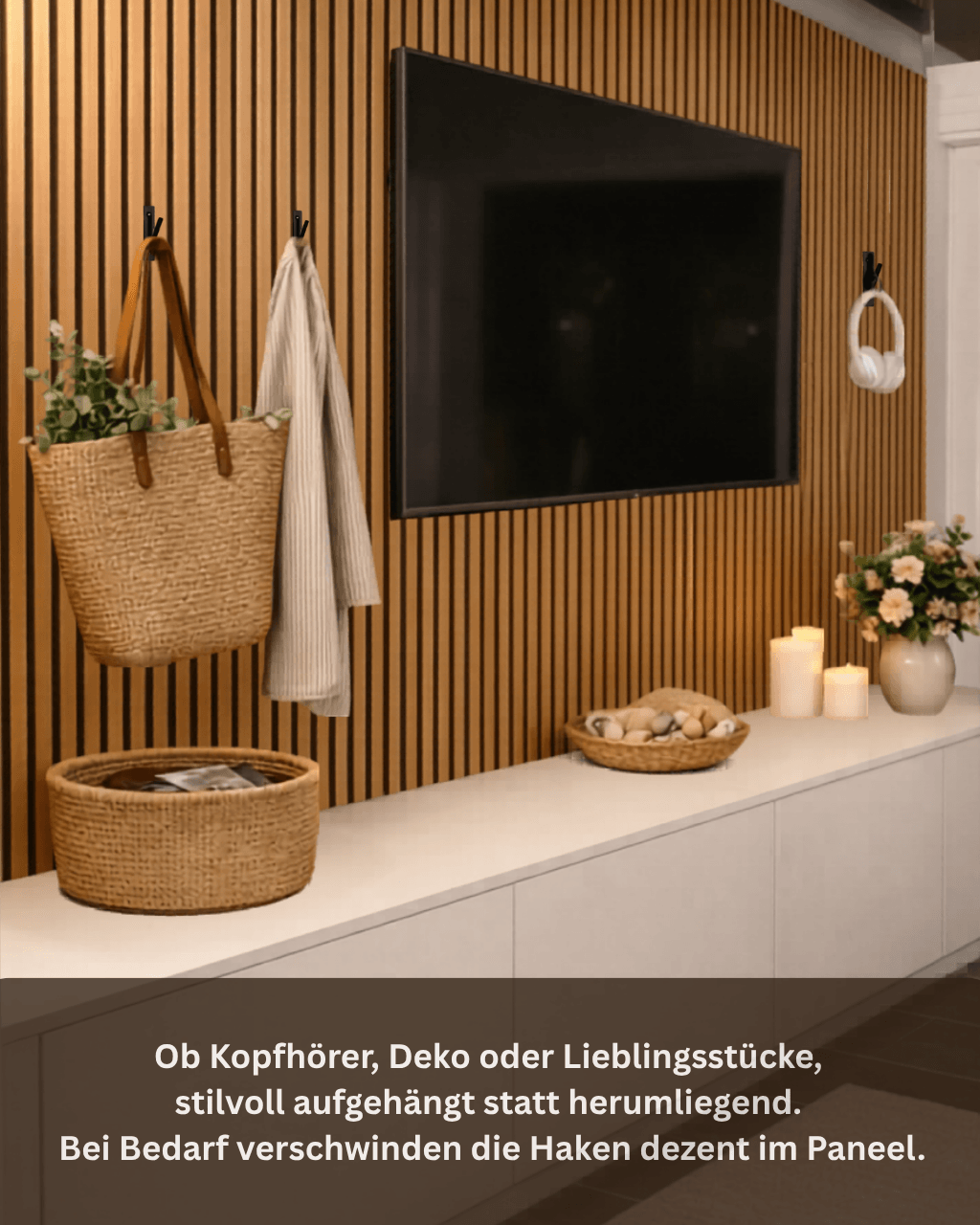 Klappbarer Garderobenhaken an Akustikpaneel Wohnzimmer TV-Wand