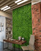 Mooswand im Büro hinter Schreibtisch für bessere Raumakustik und modernes Design