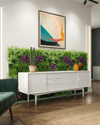 Moospaneel im Wohnzimmer hinter Sideboard als dekorative Pflanzenwand